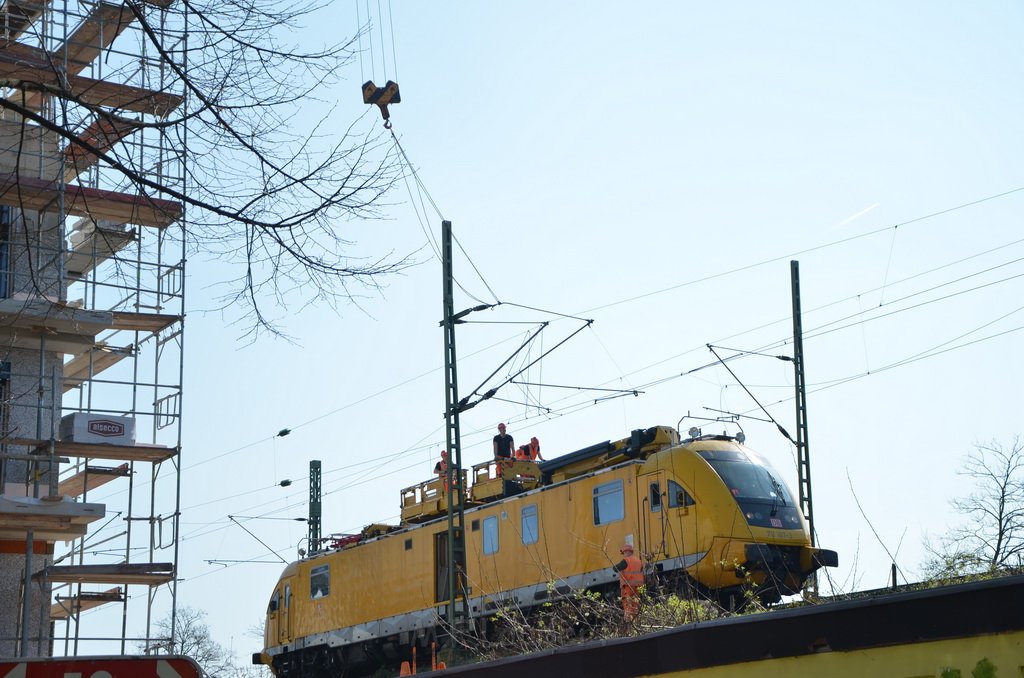 Einsatz BF Koeln Kran beruehrt Oberleitung DB Koeln Gremberg Taunusstr P089.JPG